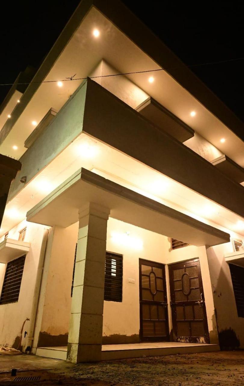 Hotel Sri Ram Lalla International Ayodhya Esterno foto